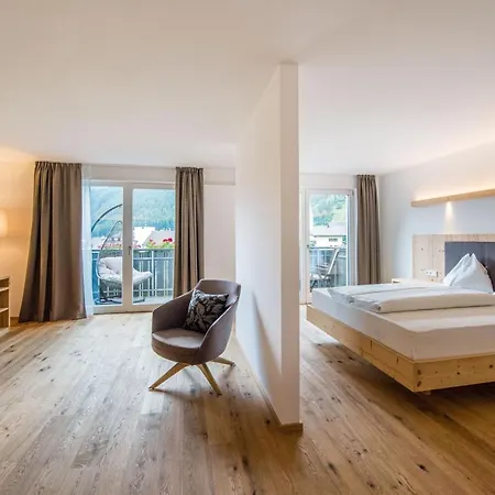 Hotel Fronza - Your Hike & Mountain Lutago